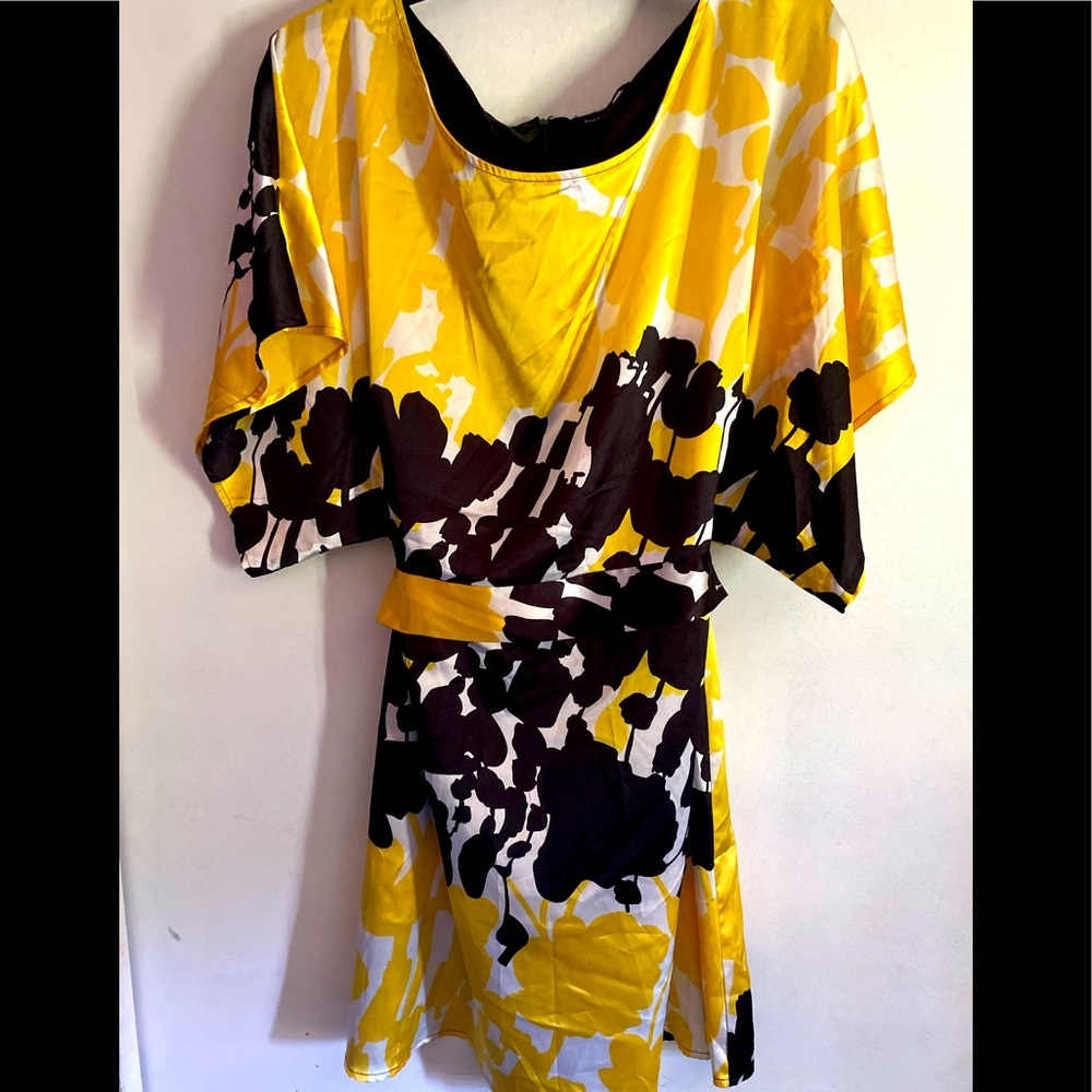 NTNW BCBGMaxAzria Flirtatious Floral MINI Dress with Belt.